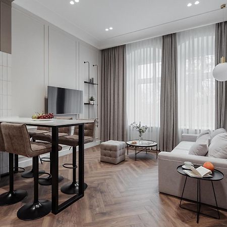 New! Luxury Apartment In The Center Of Odessa Overlooking Deribasovskaya Str. Low Price! Extérieur photo