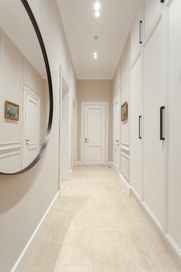 New! Luxury Apartment In The Center Of Odessa Overlooking Deribasovskaya Str. Low Price! Extérieur photo