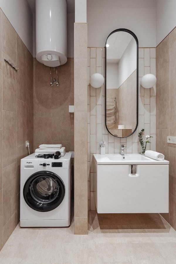 New! Luxury Apartment In The Center Of Odessa Overlooking Deribasovskaya Str. Low Price! Extérieur photo