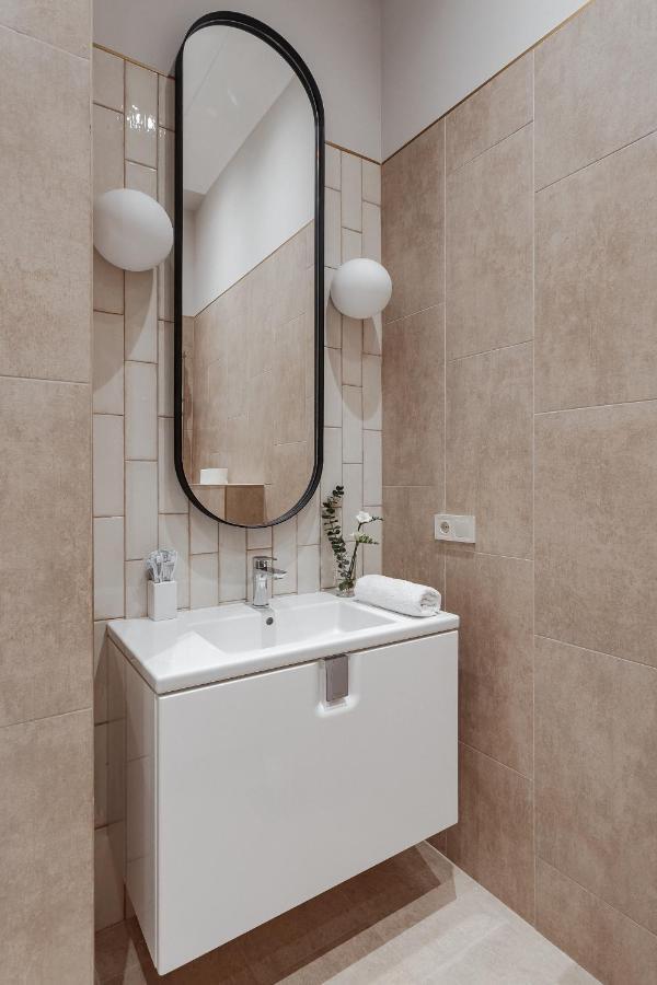 New! Luxury Apartment In The Center Of Odessa Overlooking Deribasovskaya Str. Low Price! Extérieur photo