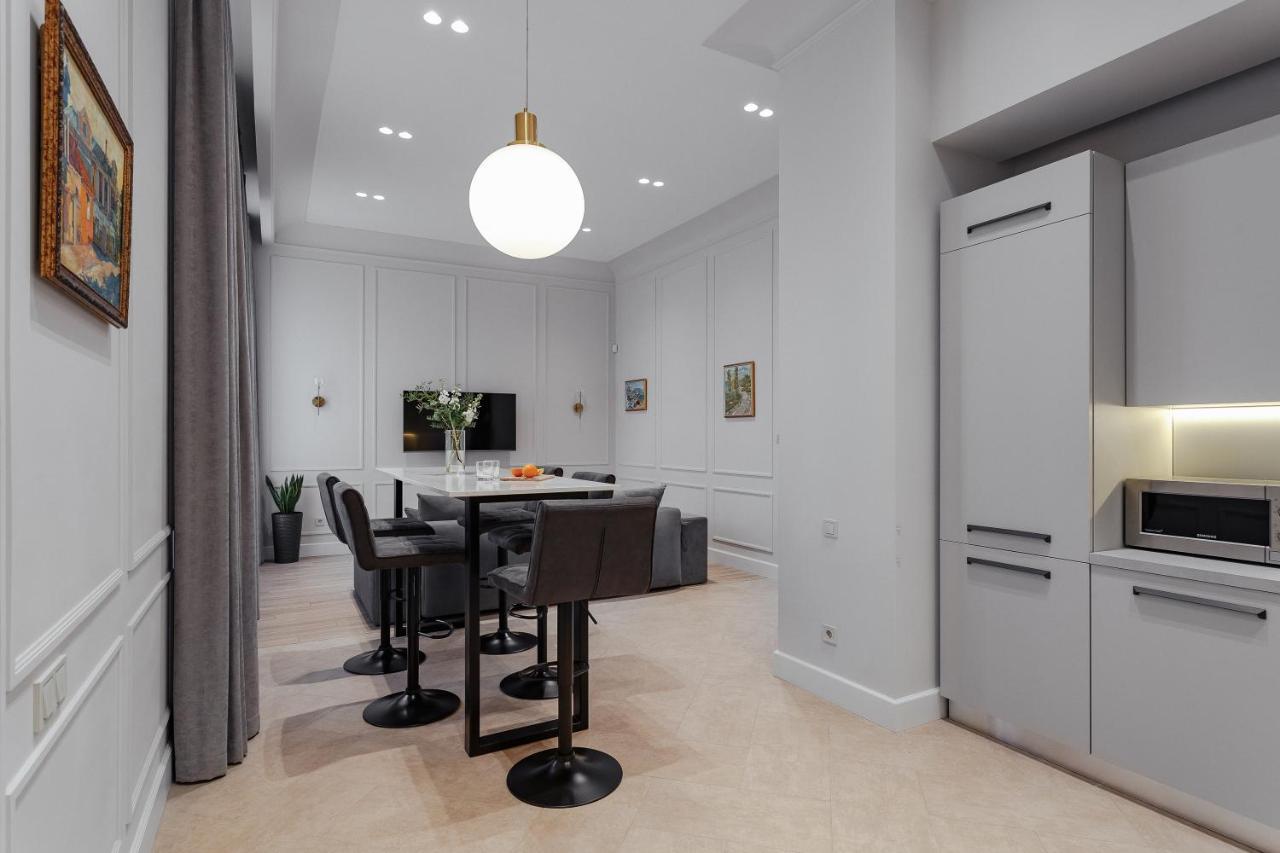 New! Luxury Apartment In The Center Of Odessa Overlooking Deribasovskaya Str. Low Price! Extérieur photo