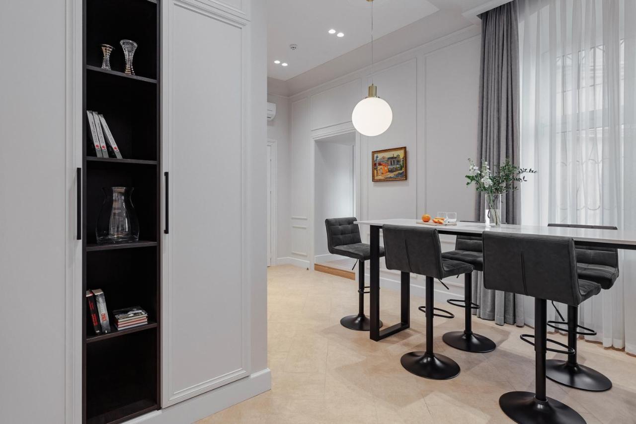 New! Luxury Apartment In The Center Of Odessa Overlooking Deribasovskaya Str. Low Price! Extérieur photo