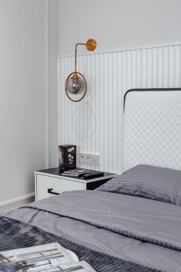 New! Luxury Apartment In The Center Of Odessa Overlooking Deribasovskaya Str. Low Price! Extérieur photo