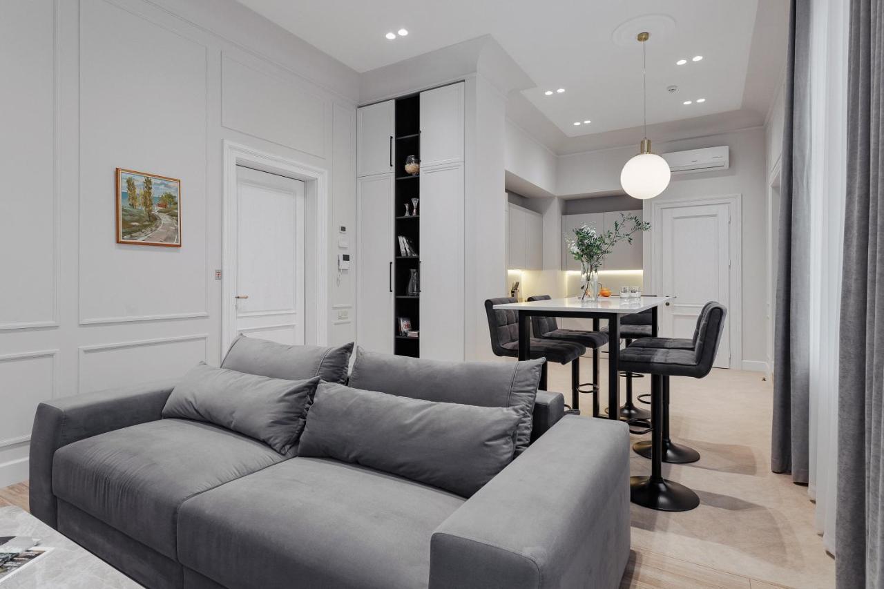New! Luxury Apartment In The Center Of Odessa Overlooking Deribasovskaya Str. Low Price! Extérieur photo