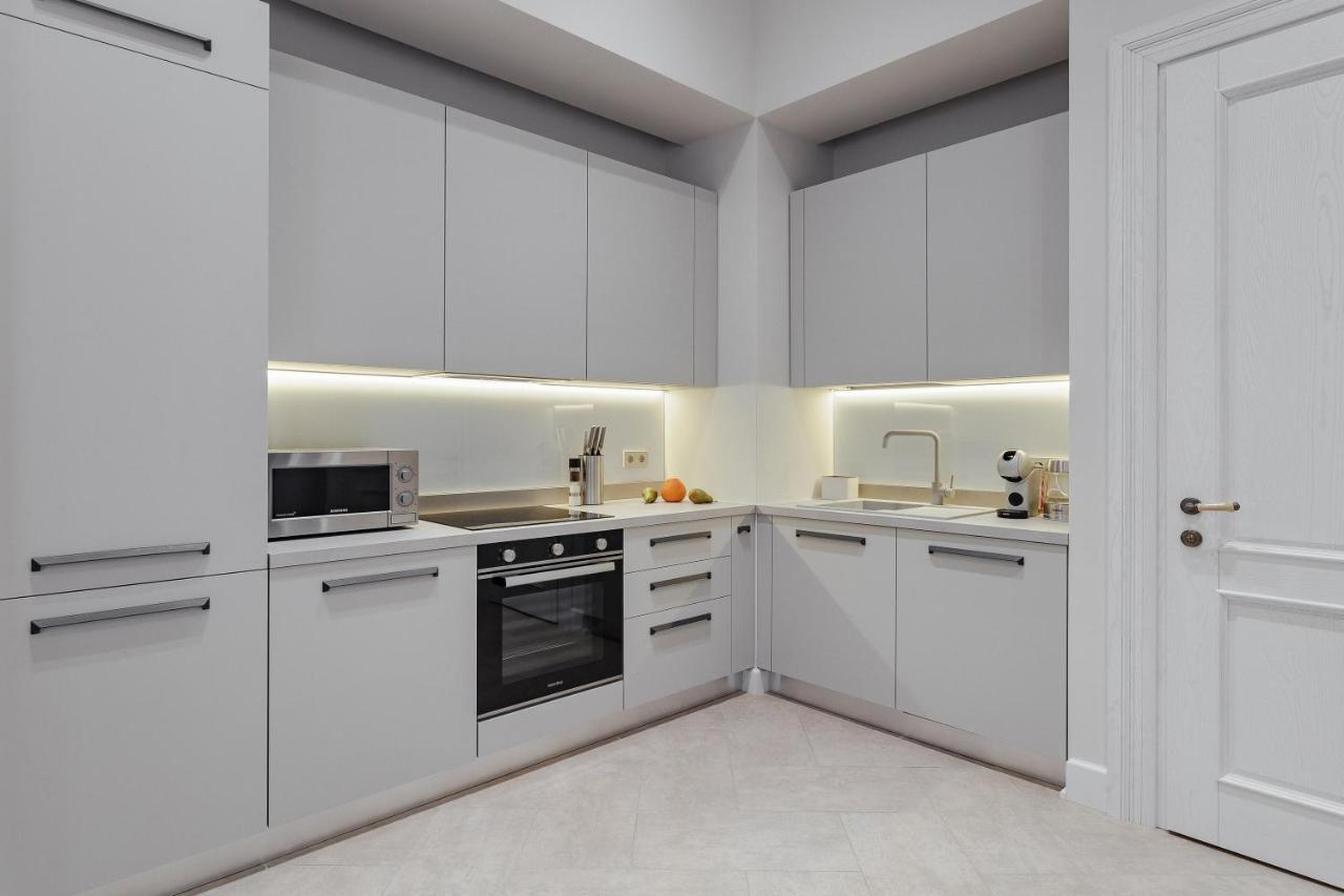 New! Luxury Apartment In The Center Of Odessa Overlooking Deribasovskaya Str. Low Price! Extérieur photo