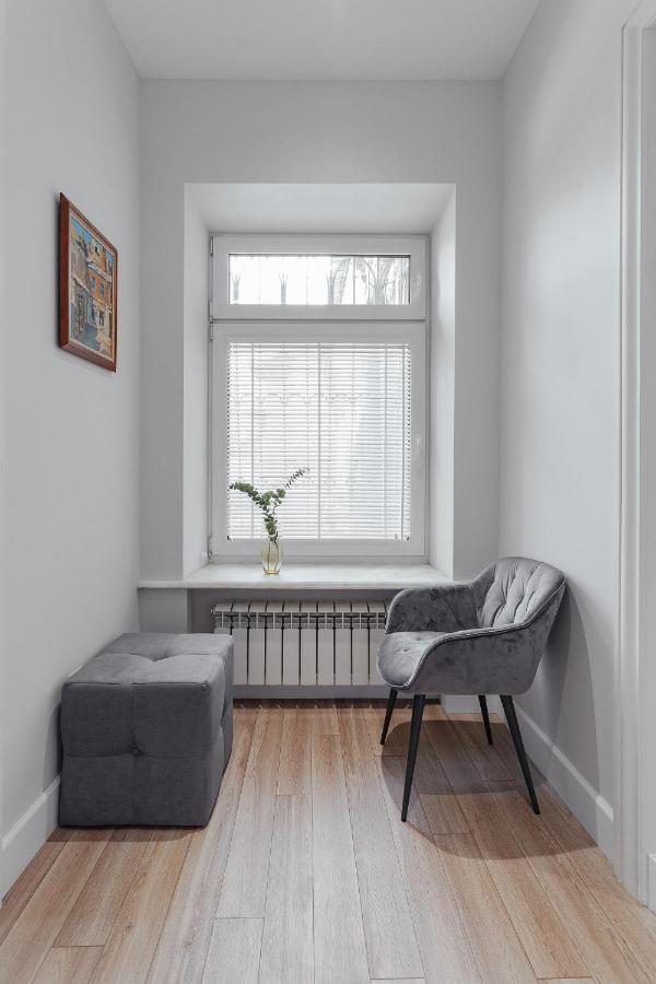 New! Luxury Apartment In The Center Of Odessa Overlooking Deribasovskaya Str. Low Price! Extérieur photo