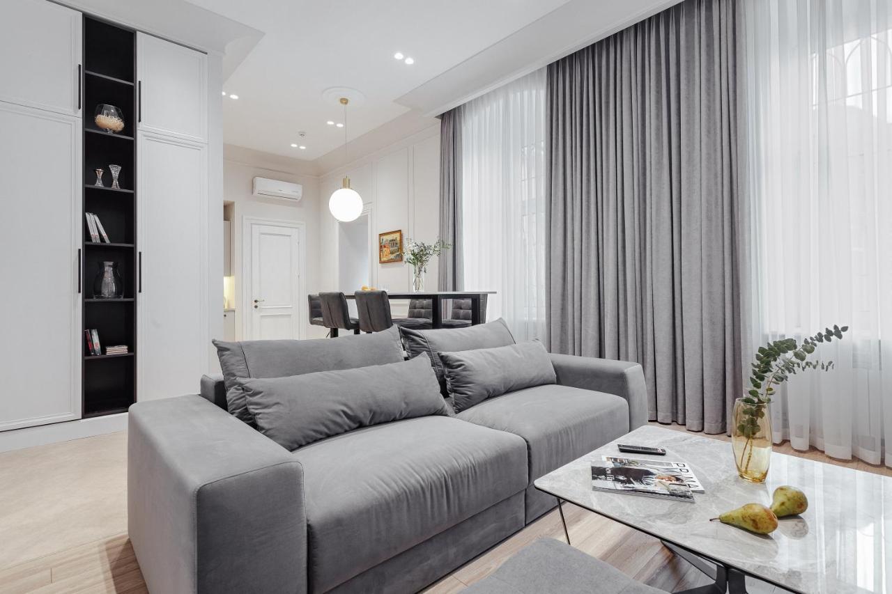 New! Luxury Apartment In The Center Of Odessa Overlooking Deribasovskaya Str. Low Price! Extérieur photo