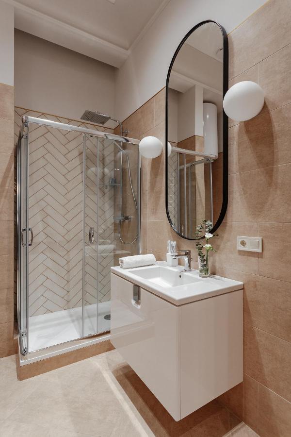 New! Luxury Apartment In The Center Of Odessa Overlooking Deribasovskaya Str. Low Price! Extérieur photo