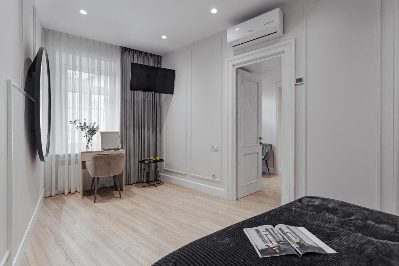 New! Luxury Apartment In The Center Of Odessa Overlooking Deribasovskaya Str. Low Price! Extérieur photo