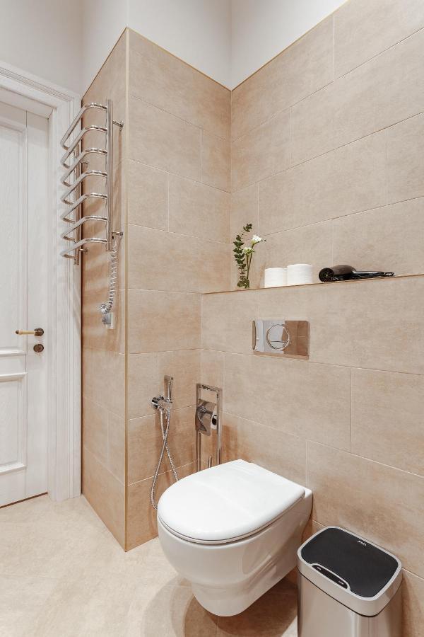 New! Luxury Apartment In The Center Of Odessa Overlooking Deribasovskaya Str. Low Price! Extérieur photo
