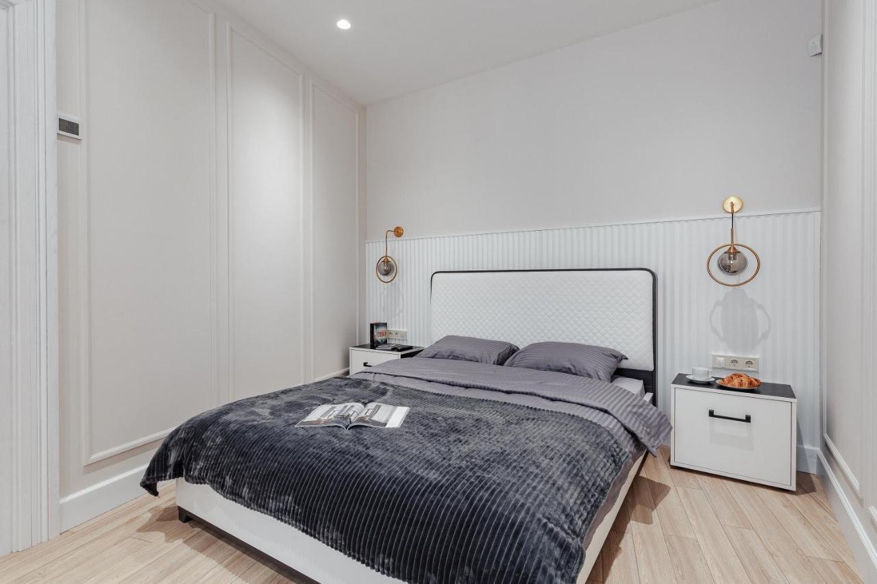 New! Luxury Apartment In The Center Of Odessa Overlooking Deribasovskaya Str. Low Price! Extérieur photo