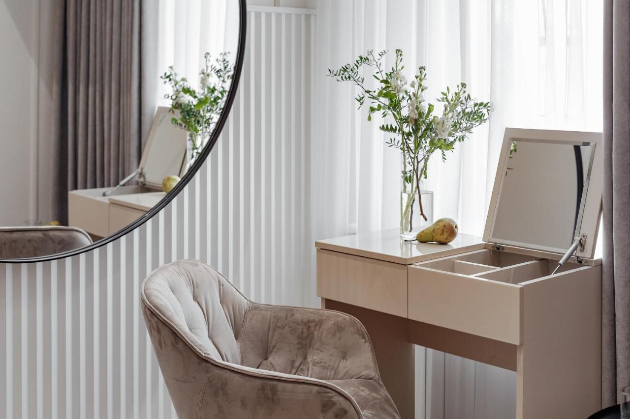 New! Luxury Apartment In The Center Of Odessa Overlooking Deribasovskaya Str. Low Price! Extérieur photo