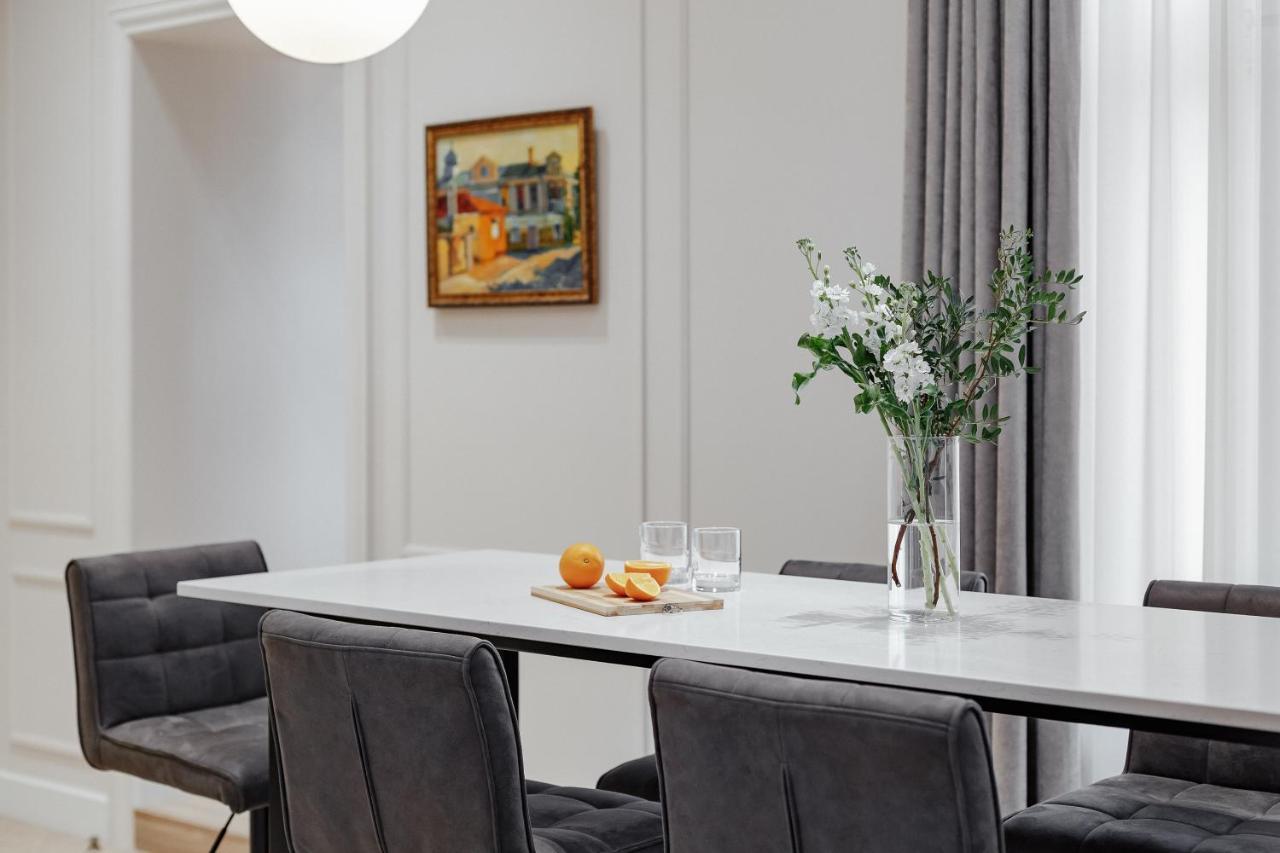 New! Luxury Apartment In The Center Of Odessa Overlooking Deribasovskaya Str. Low Price! Extérieur photo