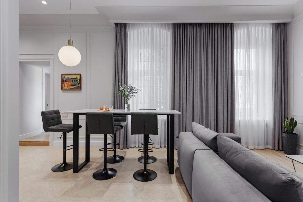 New! Luxury Apartment In The Center Of Odessa Overlooking Deribasovskaya Str. Low Price! Extérieur photo